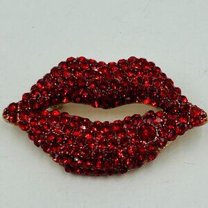 RED RHINESTONE CRYSTAL GLASS PAIR OF LIPS BROOCH GOLDTONE METAL